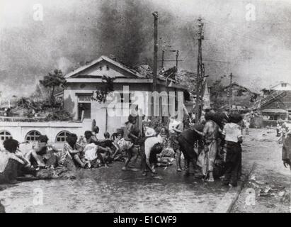 Hiroshima Zivilisten, die die Explosion versammelten sich am Bürgersteig westlich von Miyuki-Baschi überlebt verletzt. Um ca. 11:00 am 6. August, Stockfoto