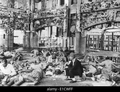 Japanische Truppen ausruhen im Bahnhof nach Hiroshima Explosion. Die Stadt hatte eine beträchtliche Garnison und die Atom-Bombe getötet Stockfoto