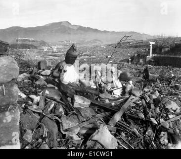 Ruinen von Nagasaki, Japan, nach Atombombardierung von 9. August 1945. Angeschlagene religiöse Figuren sind mitten in den Trümmern. 24 September Stockfoto