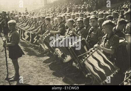 Hitler-Jugend drum Corps bei einer Kundgebung. Ihre Trommeln tragen Schädel und Runen "Symbole der Elite Nazi-SS-Truppen. Ca. 1935-39. Stockfoto