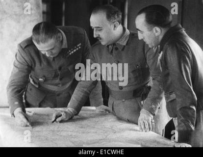 General Franco mit zwei Führern der Schlachten in der Terual-Front. Kämpfe an Alfambra endete mit einem Sieg für die Stockfoto