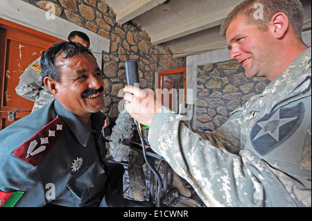 US-Armee Pfc Samuel R. Gronau sammelt biometrische Daten von afghanischen nationalen Polizei (ANP) Oberst Gul Mohammed in Taktehpol, Afghanist Stockfoto