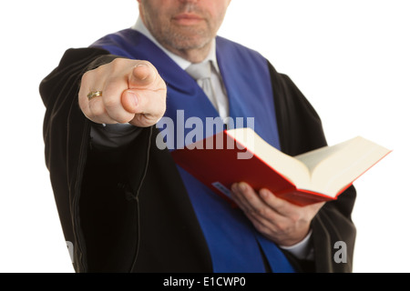 Ein Richter mit einem Gesetzbuch am Hof. Hammer in der hand. Stockfoto