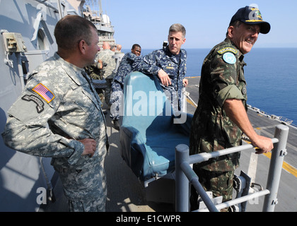 Brasilianische militärische gen Floriano Peixoto, Kommandant der Stabilisierungsmission der Vereinten Nationen in Haiti besucht USS Bataan (LHD-5) Stockfoto