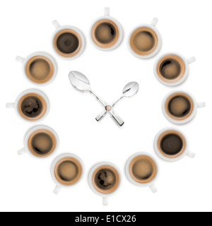 Uhr aus mit Tassen Kaffee und Teelöffel als Lanzetten auf weißem Hintergrund Stockfoto