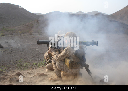 U.S. Marine Corps Lance CPL Craig W. Mehlenbeck startet eine hochexplosive Rakete von einem MK-153 Schulter-ins Leben gerufen, Multi-Originalnachbildung Stockfoto