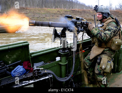 US Marine Gunner Mate 3. Klasse Geoffrey Martin, zugewiesen Riverine Squadron (RIVRON) 1, Brände ein GAU-17A-Pistole aus dem Bogen o Stockfoto