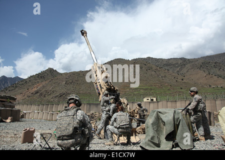 US-Soldaten bereiten sich auf ihren nächsten Feuer-Mission auf Forward Operating Base Bostick, Afghanistan, 30. März 2010. Die Soldaten Stockfoto