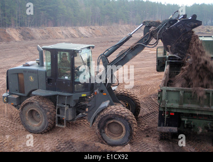 U.S. Marine Equipment Operator Constructionman Lehrling Tyler Martin, zugewiesen Naval Mobile Bau-Bataillon 7, löscht Stockfoto