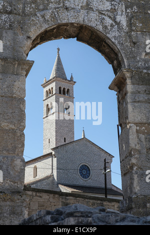 Bell Tower of Saint Anthony Church in Pula, Kroatien durch den Bogen der Arena in Pula zu sehen. Stockfoto