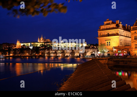 Prag, Karlsbrücke, Prager Burg Hradschin und der Republik Moldau. Nachtansicht von Prag Stockfoto