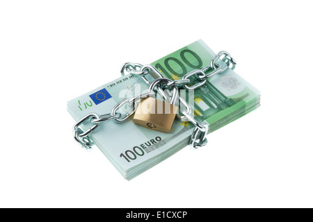 Euro-Banknoten mit Schloss und Kette. Stapel von Geld für Sicherheit und Investitionen. Stockfoto