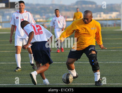 US Navy Chief Gasturbine Systemtechniker (Elektrotechnik) Florizel O'Hara entzieht sich der Royal Thai Navy Kadett während eines Fußballspiels Stockfoto