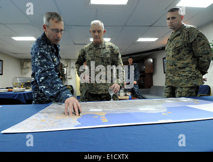 100310-N-5961C-006 USS BATAAN, Haiti (10. März 2010) Captain Tom Negus, Kommandeur der amphibischen Geschwader sechs Slips General Hejl Stockfoto