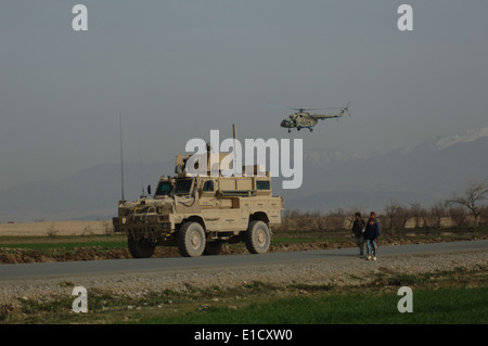 US-Soldaten bieten Sicherheit für Afghan National Security Forces (ANSF) Mi-17 Hüfte Hubschrauber, wie sie sich vorbereiten, während landen Stockfoto