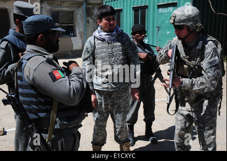 US Armee Sgt. Thomas Boggs, rechts, zeigt für die nationale afghanische Polizisten wie eine Waffe stattfinden sollte, bei der Vorbereitung auf cl Stockfoto