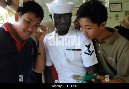 US Navy Yeoman 3. Klasse Ernest Baah, zugeordnet zu den USA 7. Flottenkommando Schiff USS Blue Ridge (LCC-19), spielt Musik aus h Stockfoto