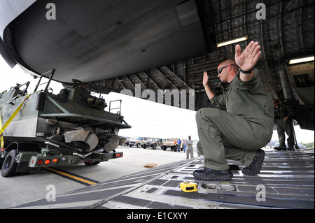 US Air Force Tech Sgt. Dave Kimberly, eine Loadmaster mit 437th Airlift Wing, Marschälle Navy riverine Befehl Boot (RCB) Stockfoto