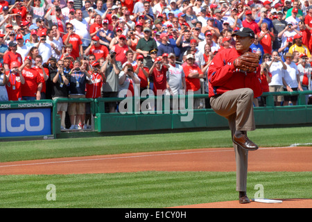 Präsident Barack Obama wirft den zeremoniellen ersten Pitch um die Baseball-Saison für die Washington Nationals bei den Meisterschaften zu starten Stockfoto