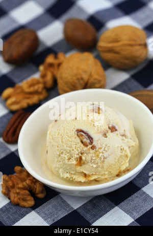 Pekannuss, Walnuss und Karamell Eis Stockfoto
