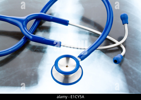 Ein Stethoskop und ein Röntgenbild. Symbol für Gesundheit. Stockfoto