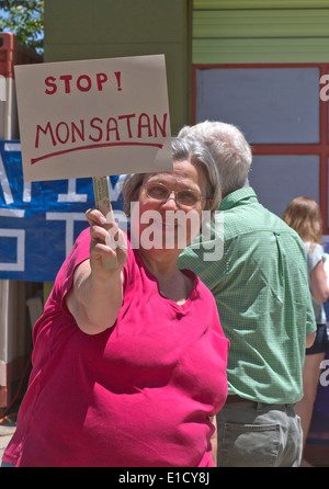 Eine Frau hält ein Schild mit der Aufschrift "STOP MONSATAN" an einer GVO-Protestkundgebung in Asheville, NC Stockfoto