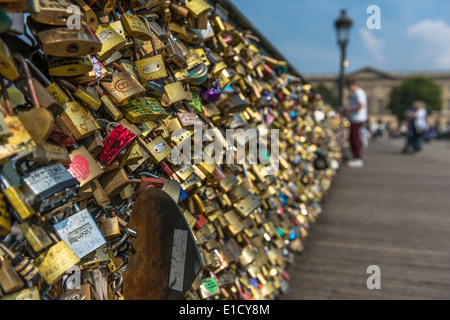 Liebesschlösser am Pont des Arts in Paris, Frankreich Stockfoto