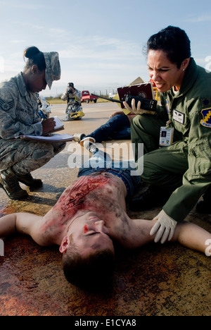 US Air Force Oberstleutnant Yvette Guzman, rechts, mit dem 8. medizinische Operations Squadron und Staff Sgt. Nicole Allums Ball, mit Stockfoto