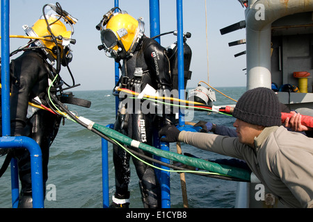 Eine Tauchen Ausschreibung gewinnt Jong Suk Kang, links, einen Taucher von einer Republik von Korea (ROK) Meer Bergung und Rettungseinheit und US Navy Stockfoto