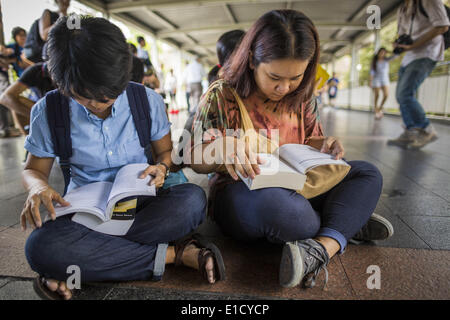 Bangkok, Bangkok, Thailand. 31. Mai 2014. Frauen sitzen in den Skywalk zwischen den BTS Skytrain Siam und Chit Lom Stationen leise Orwells "1984" und andere Bücher über zivilen Ungehorsam und gewaltlosen Protest zu lesen. Die Proteste basieren auf der '' Mann stehend '' Proteste, die letzten Sommer in der Türkei begonnen. Die Behörden gaben sich keine Mühe, den Protest zu stoppen oder stören die Menschen, die lasen. Bangkok war meist ruhigen Samstag. Es gab nur ein paar vereinzelte Proteste gegen den Putsch und die Militärregierung. © Jack Kurtz/ZUMAPRESS.com/Alamy Live-Nachrichten Stockfoto