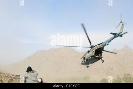 Ein russische MI-17 Hip Helikopter fliegt nach Abwurf der afghanischen Nationalarmee Kommandos in Deh Chopan, Afghanistan, Stockfoto