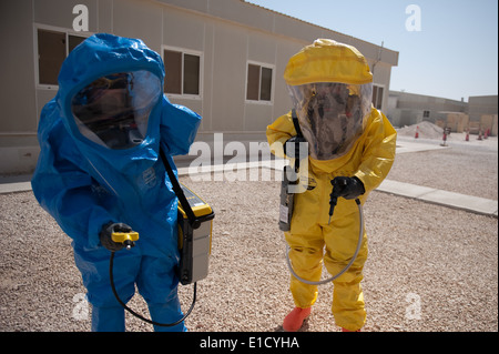 US Air Force Tech Sgt. Jeremy Roberts, links, und Senior Airman John Matlock, beide mit dem Bioenvironmental Ingenieur-Flug, Stockfoto