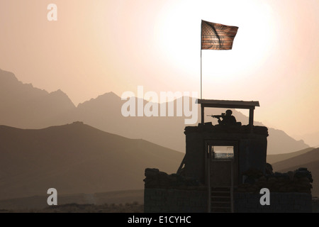 US Army Spc. Zackery Cely sorgt für Sicherheit von einem Turm in der Forward Operating Base Lane in der afghanischen Provinz Zabul Stockfoto