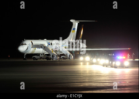 Der ukrainische Präsident Viktor Yanukovych Autokolonne fährt der Flightline von gemeinsamen Basis Andrews Naval Air Facility Washington, Stockfoto