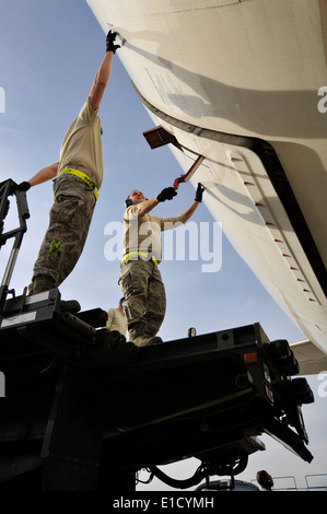 US-Flieger zur 437th Antenne Port Squadron versetzt aus Charleston Air Force Base, S.C., Vorbereiten von Gepäck abzuladen Stockfoto