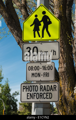 Nahaufnahme der Hinweisschilder Schule Zone Geschwindigkeitsbegrenzung auf 30 km/h Stockfoto