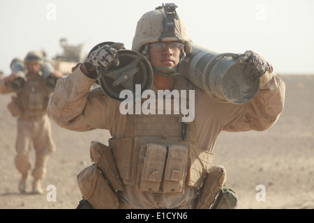 U.S. Marine Corps Lance Cpl. Juan Acosta trägt Pulver Gebühren in der afghanischen Provinz Helmand 28. Oktober 2009. Acosta ist Stockfoto