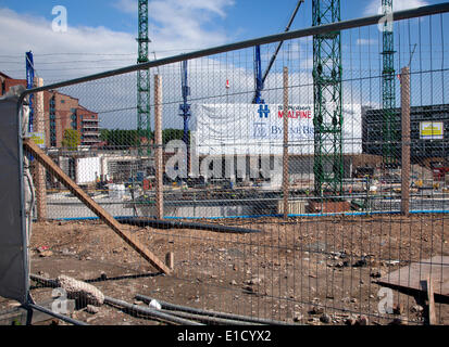 Bau der neuen US-Botschaft nach London verläuft am Standort in Nine Elms, Südlondon. Die Grundlagen sind für die massive Entwicklung gelegt – voraussichtlich im Jahr 2017 abgeschlossen sein. Die Botschaft wird dann von der heutigen Gebäude in Grosvenor Square in Mayfair, London übertragen. Auch mehrere Wohnanlagen neben der Botschaft Website entstehen und darüber hinaus wird eine neue U-Bahn-Station. Stockfoto