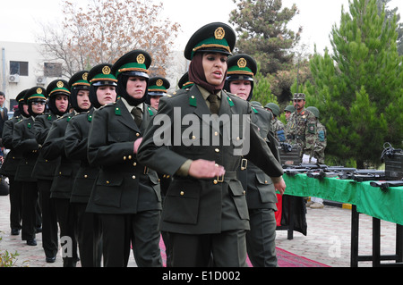 Afghan National Army Soldaten aus der zweiten Schulklasse rein weiblichen Offizier Kandidaten marschieren zu ihrer Abschlussfeier an der t Stockfoto