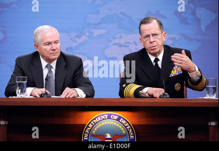 US-Verteidigungsminister Robert M. Gates und Vorsitzender der Joint Chiefs Of Staff Marine Admiral Mike Mullen sprechen Sie mit Mitgliedern der pre Stockfoto