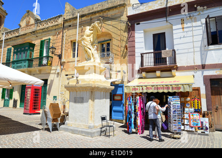 Statue des Heiligen Andreas in Marsaxlokk Square, Marsaxlokk, südöstlichen Viertel, Malta Xlokk Region, Republik Malta Stockfoto