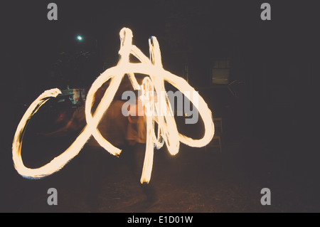 Bewegung des Feuers Spinnen durch die Luft. Stockfoto