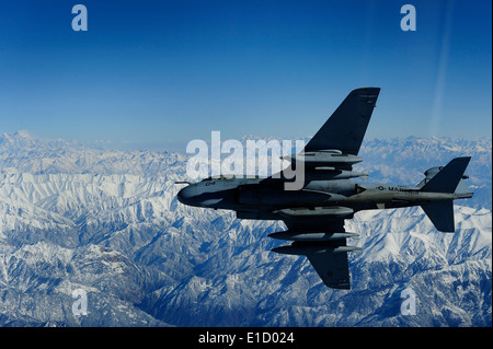 Ein US-Marinekorps EA-6 b Prowler Flugzeuge von Bagram Airfield, Afghanistan, führt Operationen über östlichen Afghanistan Nov. Stockfoto