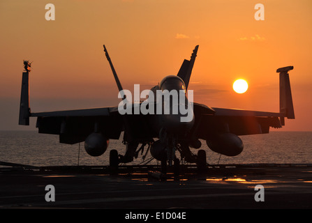 Ein US Navy F/A-18E Super Hornet Flugzeuge zugeordnet die? Tophatters? Strike Fighter Squadron 14 gebunden-Menü erscheint auf dem Stockfoto