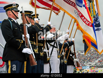 US-Soldaten von den 3d US-Infanterieregiment Continental Color Guard render in eine gemeinsame Streitkräfte Farbe Guar-Ehrungen Stockfoto