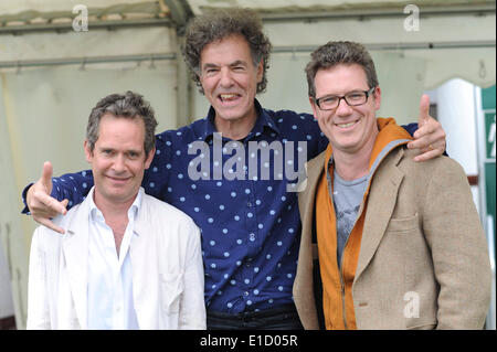 Der Hay Festival 2014. Hay on Wye, Wales, UK. 31. Mai 2014. TOM HOLLANDER (Schauspieler), wer zahlt die Rev Adam Smallbone in der hit-Komödie REV, am vorletzten Tag des Daily Telegraph Heu Literaturfestival 2014, Wales UK (L) JAMES WOOD (director)(R) und JON CANTER (writer),(C) das Team verantwortlich für die hit-Komödie REV, am vorletzten Tag des Daily Telegraph Heu Literaturfestival 2014, Wales UK Credit : Keith Morris/Alamy Live-Nachrichten Stockfoto