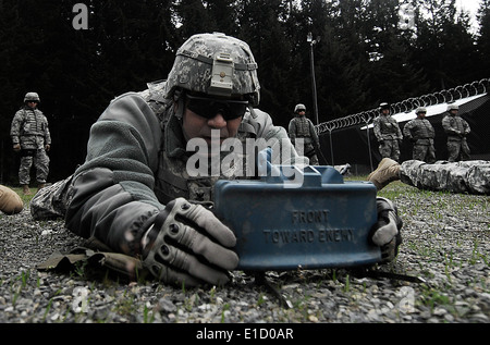 100502-N-6538W-239 FORT LEWIS, Washington (2. Mai 2010) Waffenwart 2. Klasse Miguel Irizzary aus Miami, richtet eine Claymore min Stockfoto