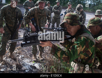 Royal Brunei Land-Kräfte Soldat bereitet sich auf einen Raum betreten, als Teil der Zusammenarbeit flott Bereitschaft und Training (CARAT) Br Stockfoto