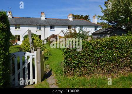 Reihe der weißen Reihenhaus cottages Cottages, genannt Küstenwache Küstenwache Lane, West Wittering, West Sussex, UK, England Stockfoto