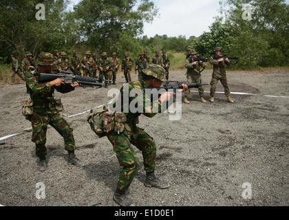 100504-M-4916Y-087 RIMBA AIR BASE, Brunei (4. Mai 2010) – US-Marines der Teilnahme an Zusammenarbeit Aflo Landing Force Stockfoto